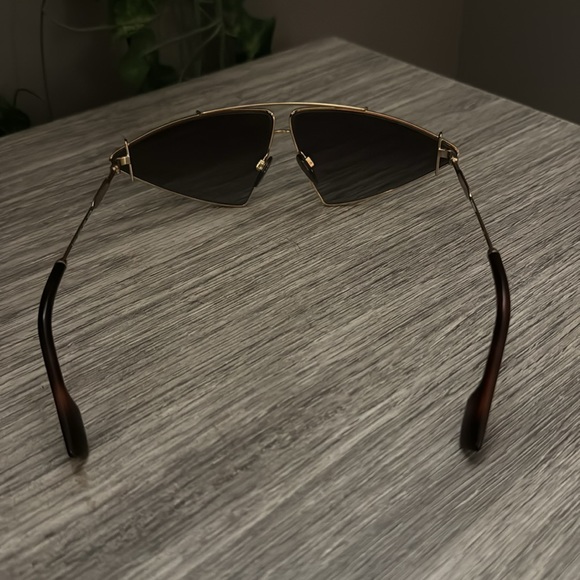 Authentic Burberry sunglasses, lightly worn, minimal scratching - Picture 4 of 4